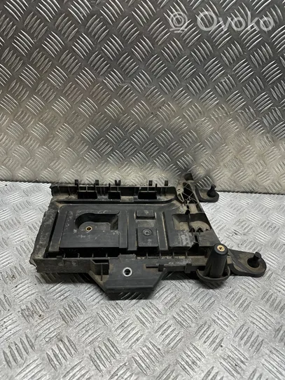 Volkswagen Touran II Battery tray 1K0905333