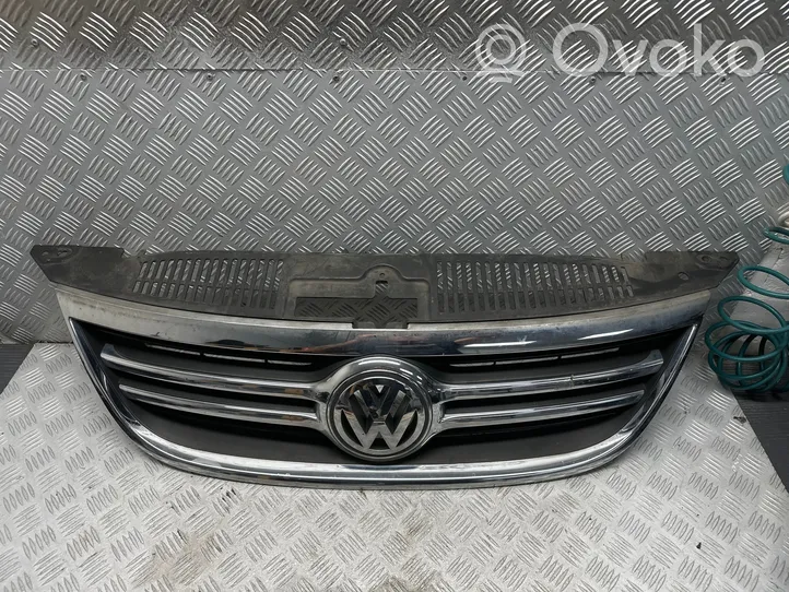 Volkswagen Tiguan Atrapa chłodnicy / Grill 5N0853653A