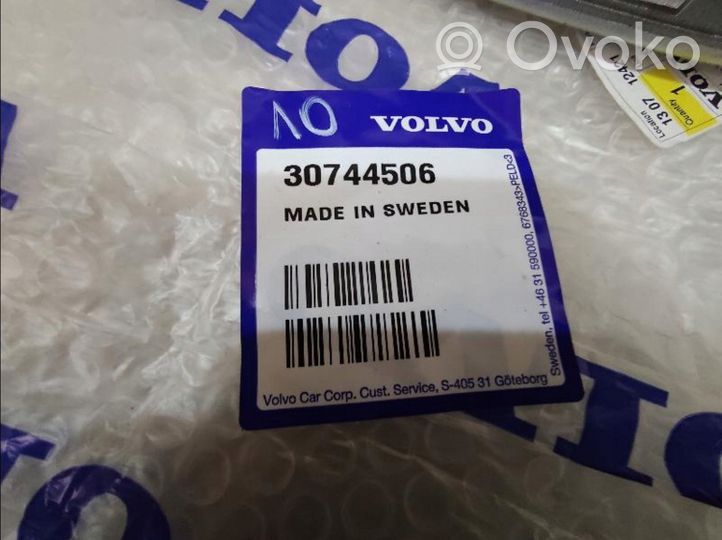 Volvo XC70 Kratka dolna zderzaka przedniego 30744506