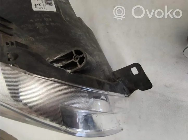 Peugeot 301 Lampa przednia 9675138980