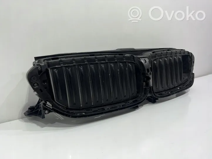 BMW 5 G30 G31 Griglia superiore del radiatore paraurti anteriore 18715610