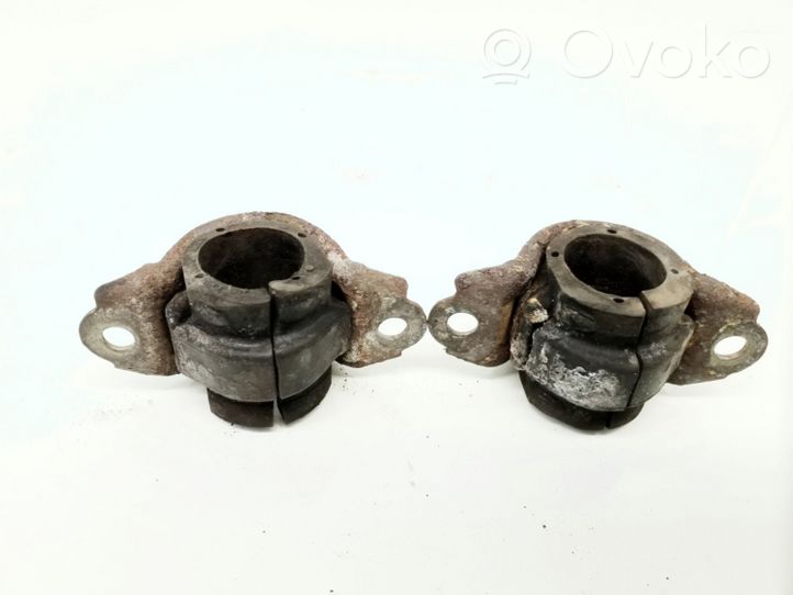 Volkswagen PASSAT B5.5 Supporto per boccola della barra antirollio, anteriore 4D0411336D