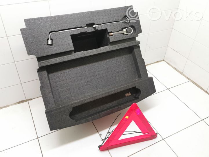 Mazda 6 Boîte à outils GS2B688MX