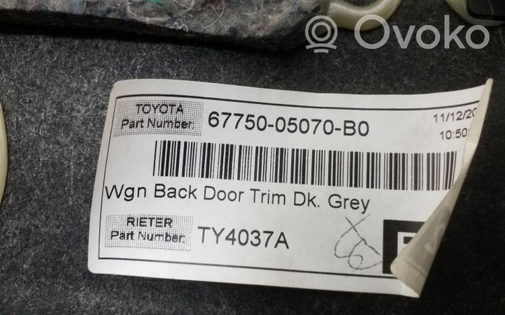 Toyota Avensis T250 Moldura de la puerta trasera 6775005070B0