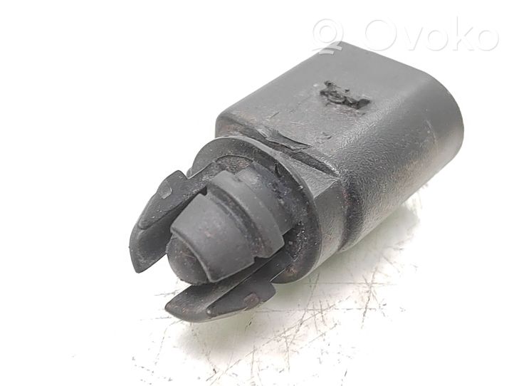 Volkswagen PASSAT B6 Sensor de temperatura interna/externa 8Z0820535