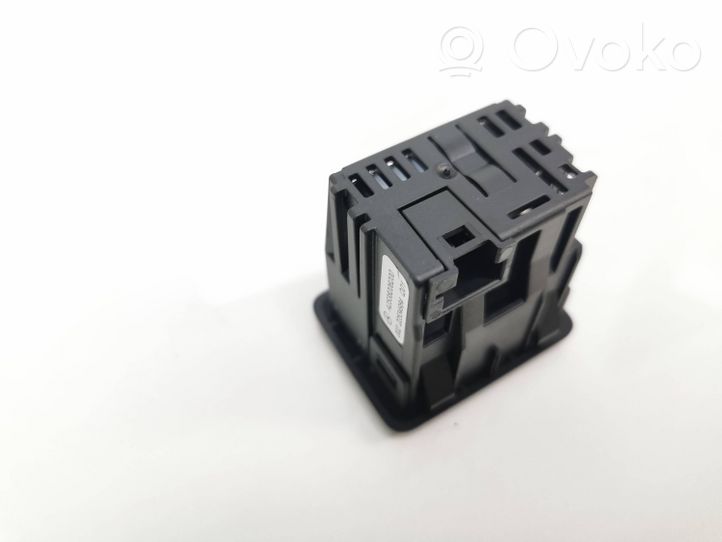 Mercedes-Benz EQC USB-pistokeliitin A2538206200