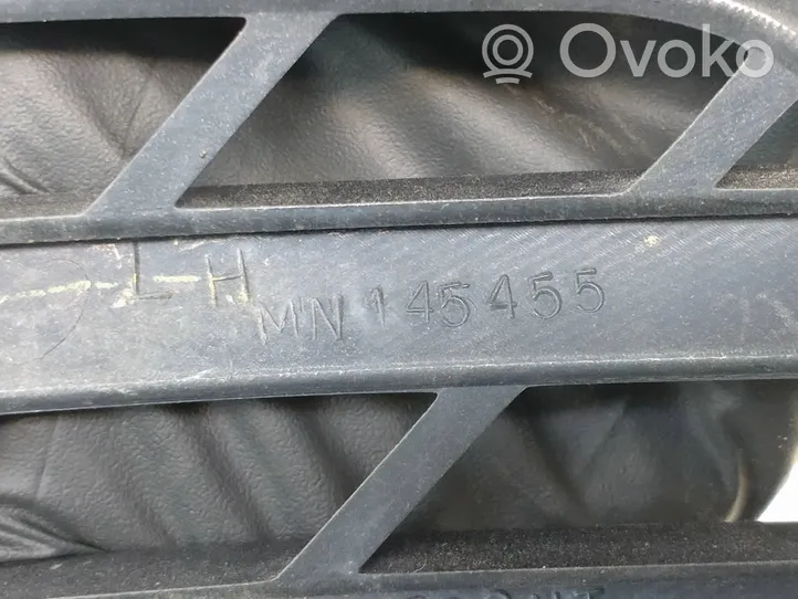 Mitsubishi Grandis Grille calandre supérieure de pare-chocs avant MN145455