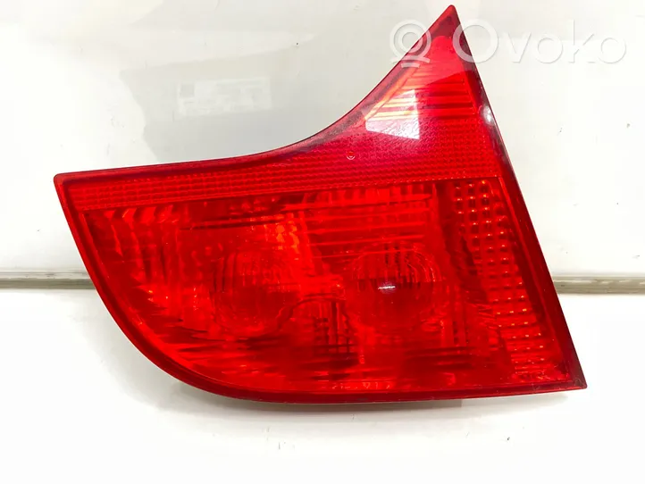 Audi A4 S4 B7 8E 8H Lampy tylnej klapy bagażnika 8E9945093