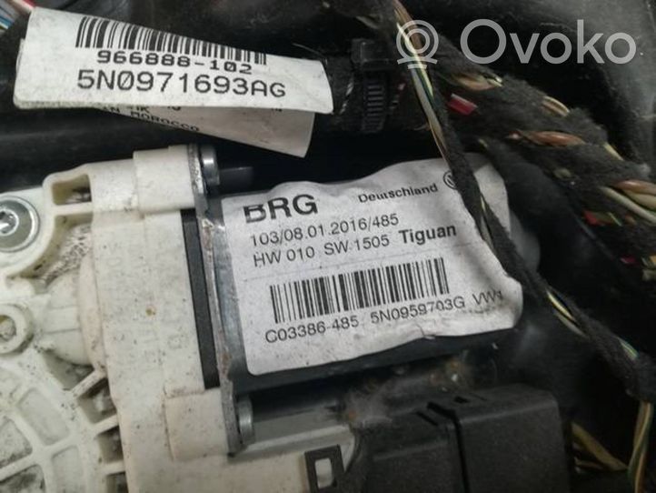 Volkswagen Tiguan Priekinis varikliukas langų pakėlėjo 5N0959703G