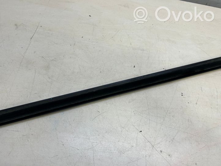 Porsche Cayenne (92A) Rivestimento modanatura del vetro della portiera anteriore 7P0837476G