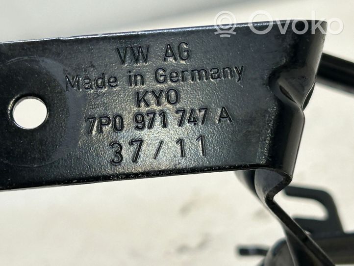 Volkswagen Touareg II Muu moottoritilan osa 7P0971747A