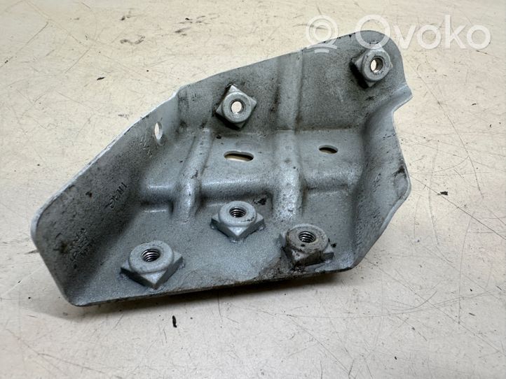 Volkswagen Touareg II Supporto di montaggio del parafango 7P6821151B