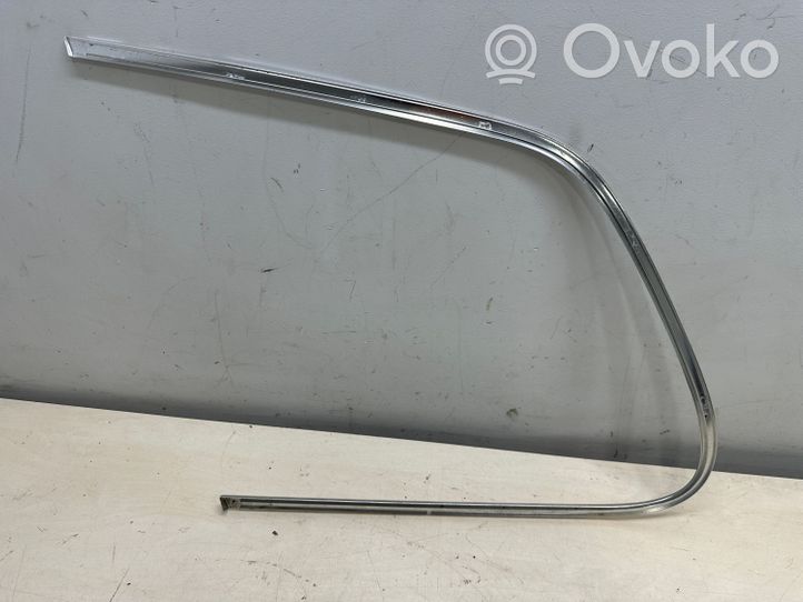 Volkswagen Touareg II Garniture vitre latérale arrière 7P6853996