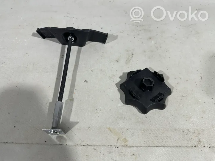 Porsche Cayenne (92A) Supporto di montaggio ruota di scorta 7P0601233