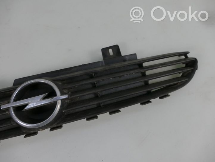 Opel Corsa B Grille calandre supérieure de pare-chocs avant 09114098