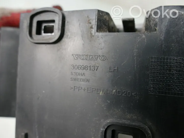 Volvo XC90 Задний держатель бампера 30698137