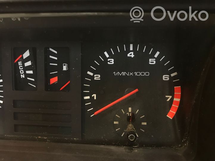 Audi 80 90 B2 Spidometras (prietaisų skydelis) 81117185