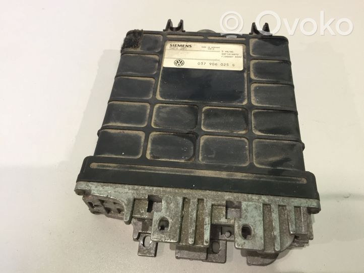 Volkswagen PASSAT B4 Calculateur moteur ECU 037906025G