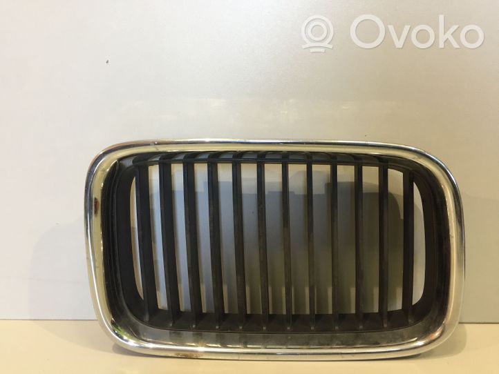 BMW 3 E36 Maskownica / Grill / Atrapa górna chłodnicy 51138122238