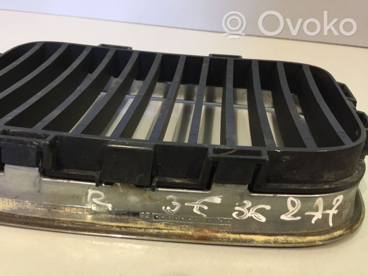 BMW 3 E36 Maskownica / Grill / Atrapa górna chłodnicy 51138122238