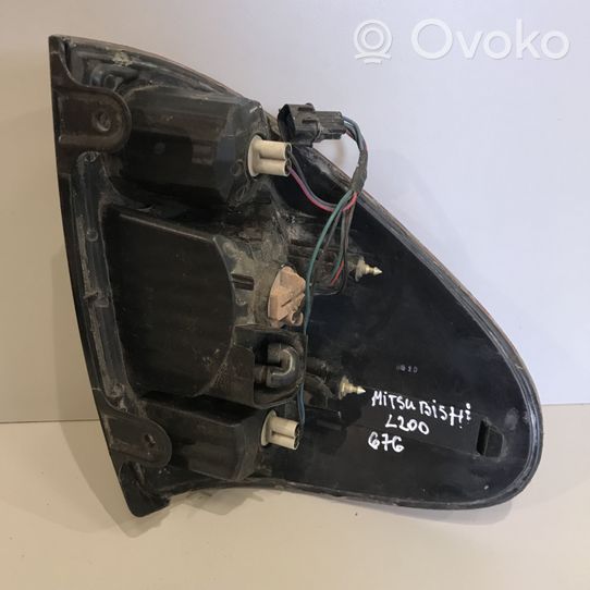 Mitsubishi L200 Aizmugurējais lukturis pārsegā 390658