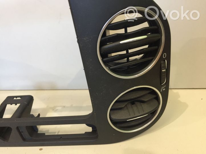 Volkswagen Golf Plus Cadre, panneau d'unité radio / GPS 5M0858069K