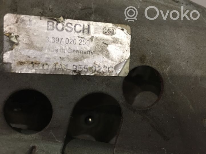 Audi A6 S6 C4 4A Etupyyhkimen vivusto ja moottori 4A1955023C