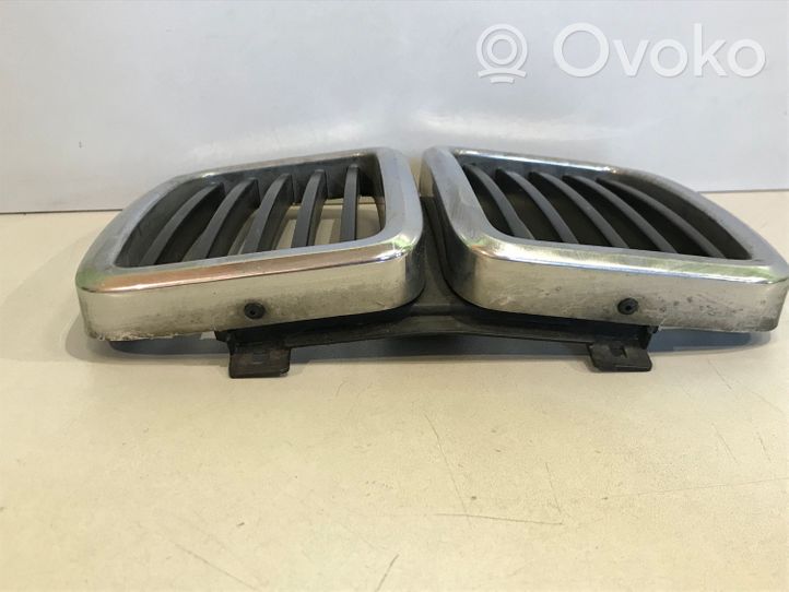 BMW 5 E28 Atrapa chłodnicy / Grill 51131873253