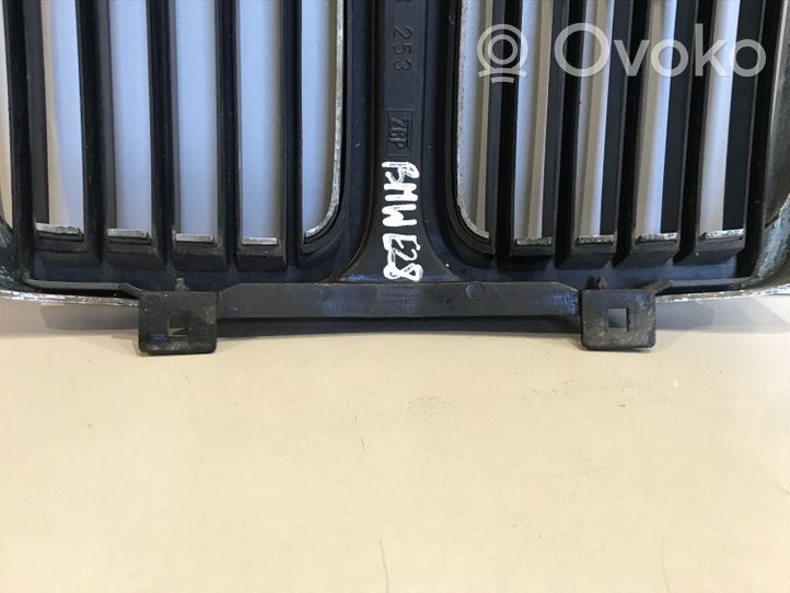 BMW 5 E28 Atrapa chłodnicy / Grill 51131873253