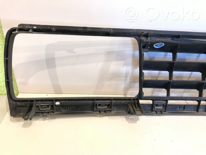 Volkswagen Jetta II Front bumper upper radiator grill 165853653E