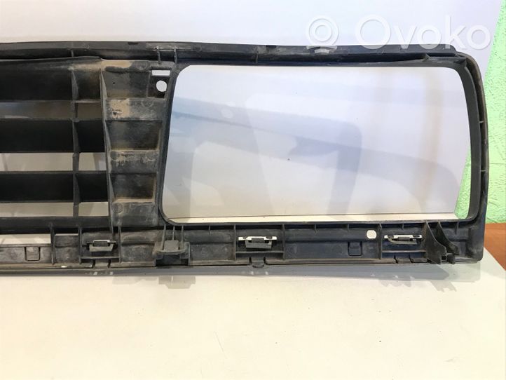 Volkswagen Jetta II Front bumper upper radiator grill 165853653E