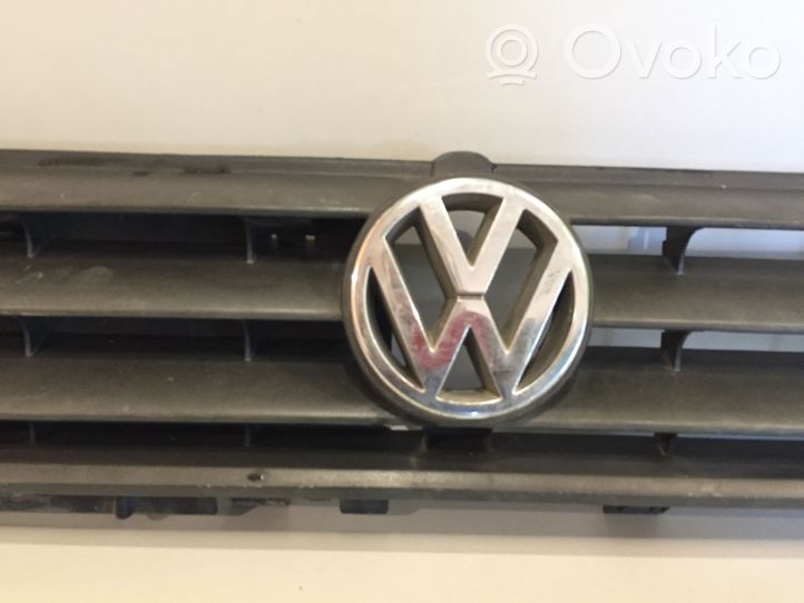 Volkswagen PASSAT B2 Griglia superiore del radiatore paraurti anteriore 321853653N