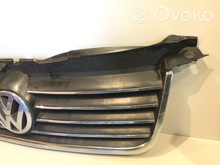 Volkswagen PASSAT B5.5 Etupuskurin ylempi jäähdytinsäleikkö 3B0853651L