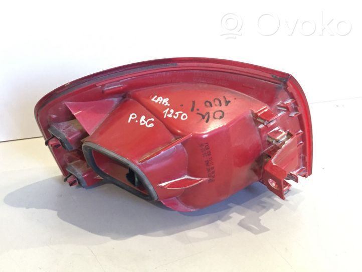 Volkswagen PASSAT B6 Lampa tylna 27458002