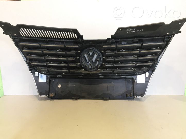 Volkswagen PASSAT B6 Grotelės viršutinės 3C0853651D