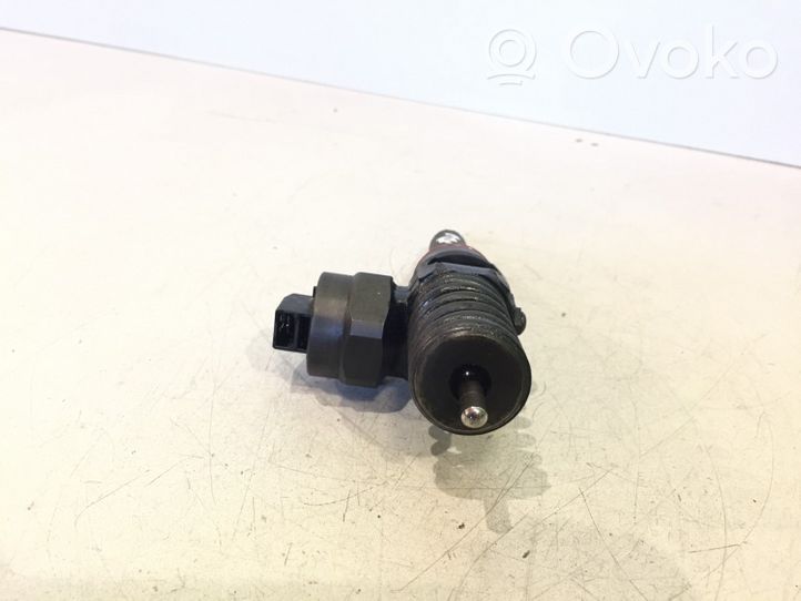 Volkswagen PASSAT B5 Fuel injector 038130073F