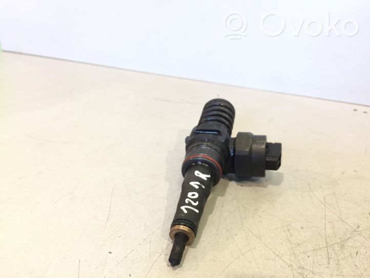 Volkswagen PASSAT B5 Fuel injector 038130073F