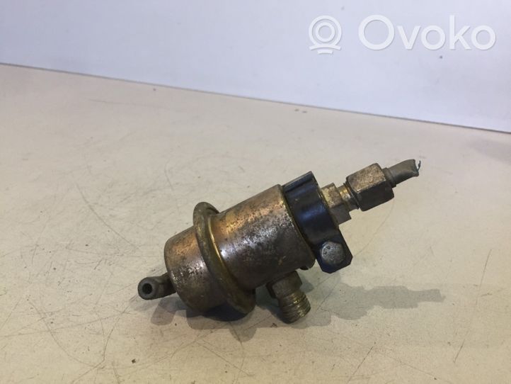 Audi 80 90 B3 Regulator ciśnienia paliwa 034133534F