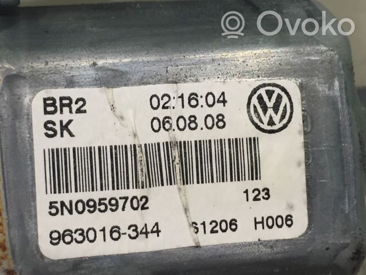 Volkswagen Tiguan Priekinis varikliukas langų pakėlėjo 5N0959702