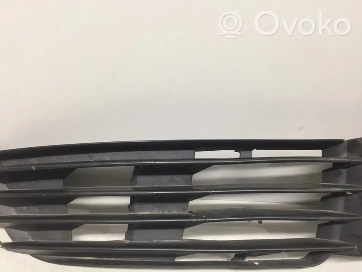 Volkswagen PASSAT B5.5 Grotelės apatinės (trijų dalių) 3B0853666