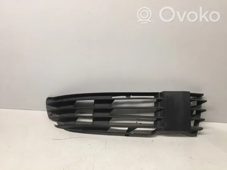 Volkswagen PASSAT B5.5 Etupuskurin alempi jäähdytinsäleikkö 3B0853666