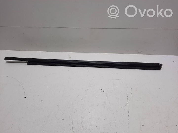 Volkswagen Touareg II Guarnizione in gomma finestrino/vetro portiera anteriore 7P0837471