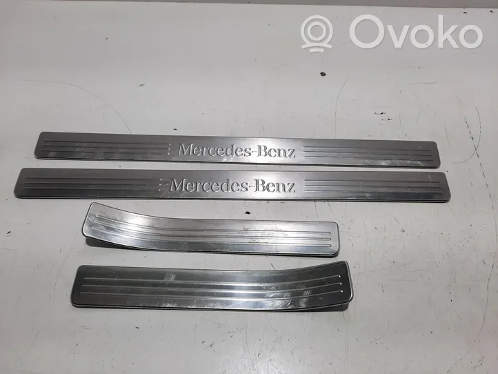 Mercedes-Benz C AMG W204 Copertura del rivestimento del sottoporta anteriore A2046800135