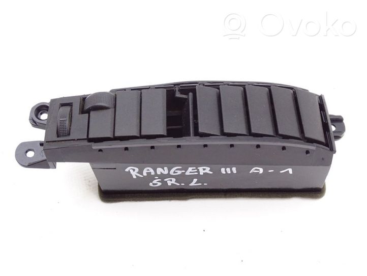 Ford Ranger Dysze / Kratki środkowego nawiewu deski rozdzielczej UR58GM911