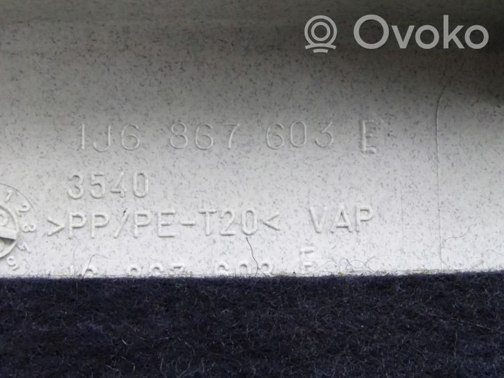 Volkswagen Golf IV Garniture de couvercle de coffre arriere hayon 1J6867603E