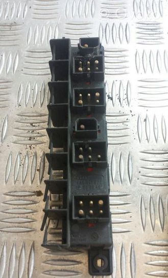 Audi A6 S6 C4 4A Fuse module 