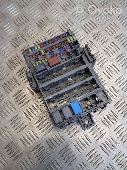 Honda CR-V Ramka / Moduł bezpieczników T1Gg511