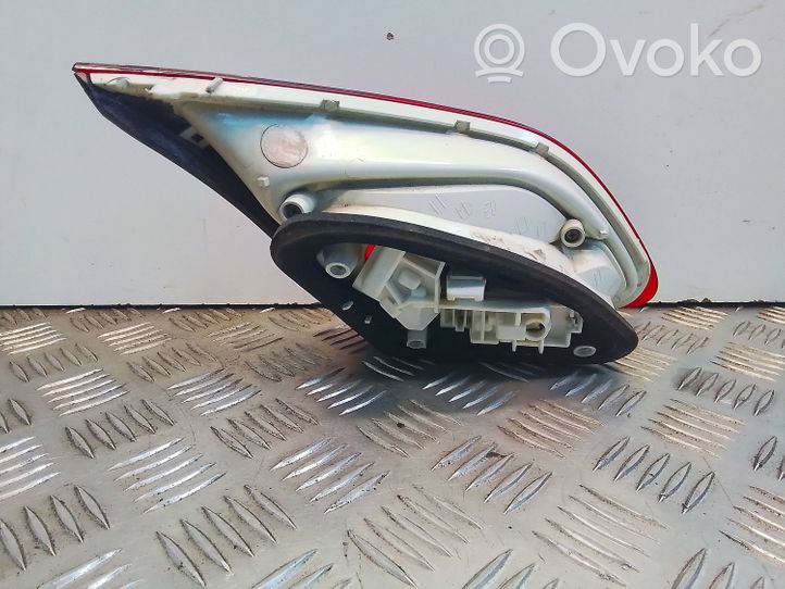 Opel Astra J Luci posteriori del portellone del bagagliaio 1090098