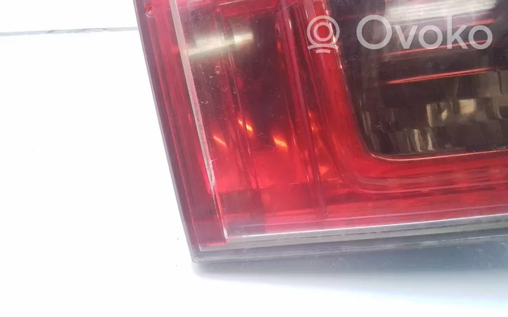 Toyota Avensis T270 Aizmugurējais lukturis pārsegā 08052