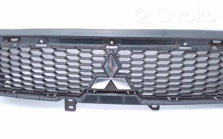 Mitsubishi Outlander Front bumper upper radiator grill 6402A198